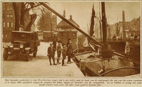 873842 Afbeelding van het lossen van een zandschuit aan de Catharijnekade te Utrecht, met op de achtergrond rechts de ...